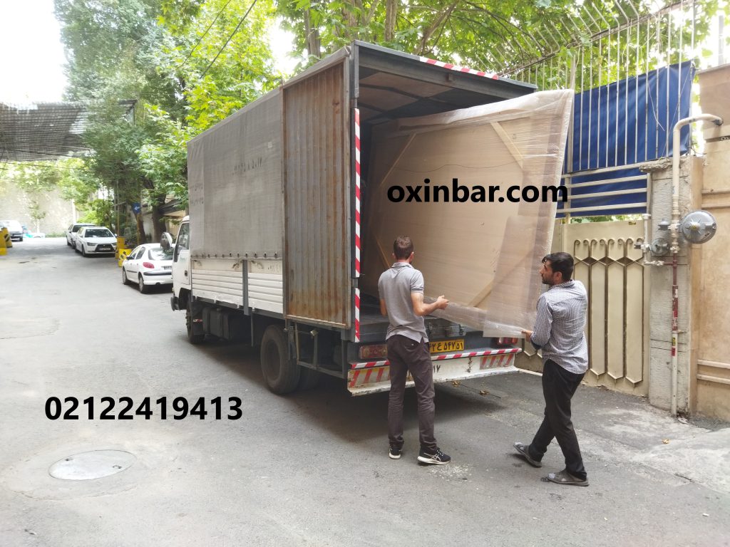 کارگر و خاور مسقف برای بارگیری باربری کرج به شهرستان