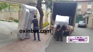 کارگران در حال حمل مبل به داخل خاور